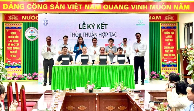 Lễ ký kết Biên bản ghi nhớ hợp tác phát triển sản phẩm, dịch vụ du lịch giữa Ban điều phối điểm đến du lịch cộng đồng Mường Cốc với các đơn vị, tổ chức du lịch. Lễ ký kết Biên bản ghi nhớ hợp tác phát triển sản phẩm, dịch vụ du lịch giữa Ban điều phối điểm đến du lịch cộng đồng Mường Cốc với các đơn vị, tổ chức du lịch.