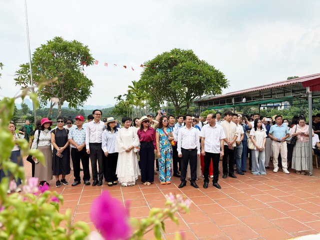 Các đại biểu khảo sát đình Phú Cốc. Các đại biểu khảo sát đình Phú Cốc.