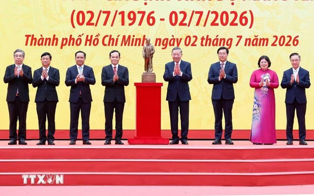 Tổng Bí thư, Chủ tịch nước Tô Lâm trao bức tượng Chủ tịch Hồ Chí Minh tặng Đảng bộ, chính quyền và nhân dân Thành phố Hồ Chí Minh. (Ảnh: Thống Nhất/TTXVN) Tổng Bí thư, Chủ tịch nước Tô Lâm trao bức tượng Chủ tịch Hồ Chí Minh tặng Đảng bộ, chính quyền và nhân dân Thành phố Hồ Chí Minh. (Ảnh: Thống Nhất/TTXVN)