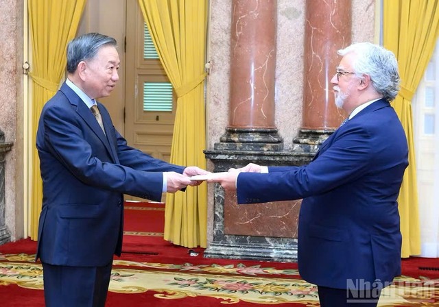 Tổng Bí thư, Chủ tịch nước Tô Lâm nhận Quốc thư từ Đại sứ Bồ Đào Nha Joaquim Alberto De Sousa Moreira De Lemos. Tổng Bí thư, Chủ tịch nước Tô Lâm nhận Quốc thư từ Đại sứ Bồ Đào Nha Joaquim Alberto De Sousa Moreira De Lemos.