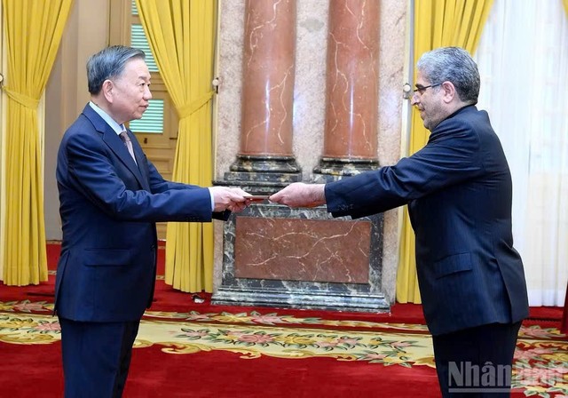Tổng Bí thư, Chủ tịch nước Tô Lâm với Đại sứ Cộng hòa Hồi giáo Iran Akbar Ghasemi Ali Abadi. Tổng Bí thư, Chủ tịch nước Tô Lâm với Đại sứ Cộng hòa Hồi giáo Iran Akbar Ghasemi Ali Abadi.