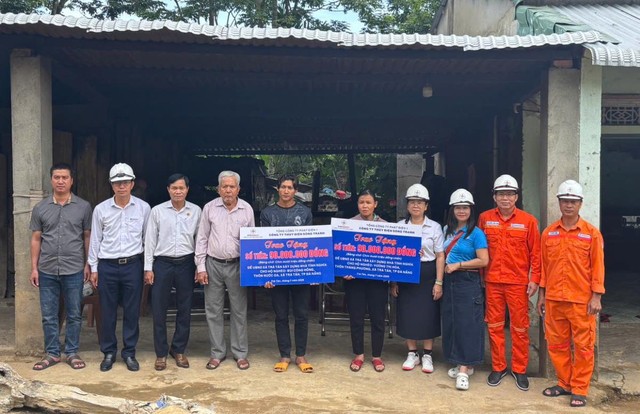 Lãnh đạo Công ty Thủy điện Sông Tranh trao biểu trưng hỗ trợ kinh phí xây dựng nhà tình nghĩa cho 2 hộ gia đình có hoàn cảnh khó khăn.