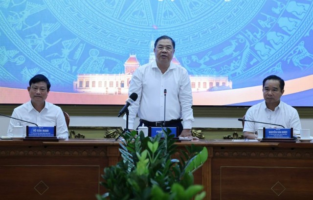 Phó Thủ tướng Thường trực Phạm Gia Túc yêu cầu TP.HCM tập trung thực hiện các giải pháp thúc đẩy tăng trưởng hai con số, đẩy nhanh giải ngân đầu tư công; đồng thời nhấn mạnh tinh thần trao đổi thẳng thắn, đi thẳng vào những vấn đề Thành phố đang đặt ra để tìm giải pháp cụ thể. Ảnh: VGP Phó Thủ tướng Thường trực Phạm Gia Túc yêu cầu TP.HCM tập trung thực hiện các giải pháp thúc đẩy tăng trưởng hai con số, đẩy nhanh giải ngân đầu tư công; đồng thời nhấn mạnh tinh thần trao đổi thẳng thắn, đi thẳng vào những vấn đề Thành phố đang đặt ra để tìm giải pháp cụ thể. Ảnh: VGP