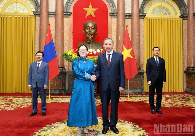 Tổng Bí thư, Chủ tịch nước Tô Lâm với Đại sứ Mông Cổ Hulan Ganbaatar. Tổng Bí thư, Chủ tịch nước Tô Lâm với Đại sứ Mông Cổ Hulan Ganbaatar.