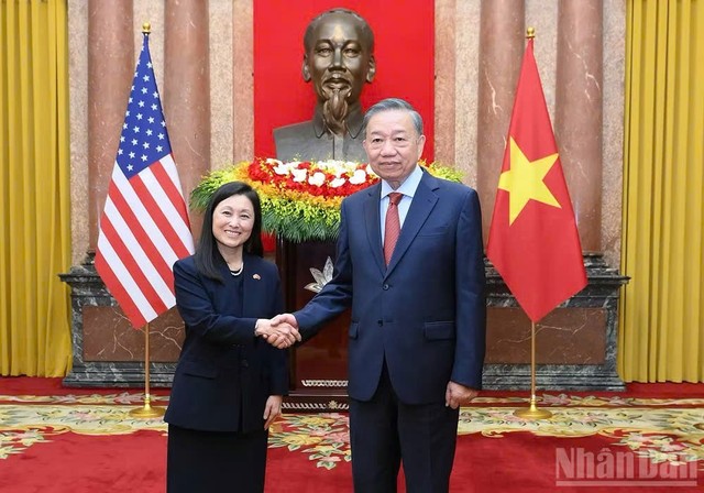 Tổng Bí thư, Chủ tịch nước Tô Lâm với Đại sứ Hợp chúng quốc Hoa Kỳ Jennifer Wicks McNamara. Tổng Bí thư, Chủ tịch nước Tô Lâm với Đại sứ Hợp chúng quốc Hoa Kỳ Jennifer Wicks McNamara.