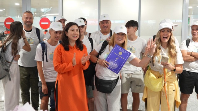 Bà Đặng Hương Giang, Giám đốc Sở Du lịch Hà Nội trao Thư cảm ơn của UBND TP. Hà Nội cho du khách thứ 5 triệu đến Hà Nội năm 2026.