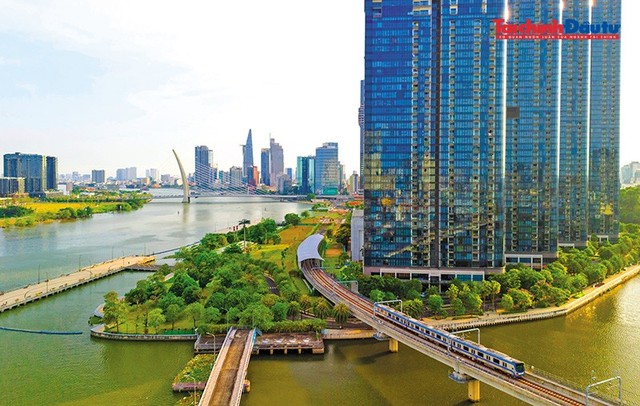 Trong hơn 50 năm xây dựng và phát triển, TP.HCM luôn giữ vai trò là đầu tàu kinh tế của cả nước. Ảnh: Lê Toàn