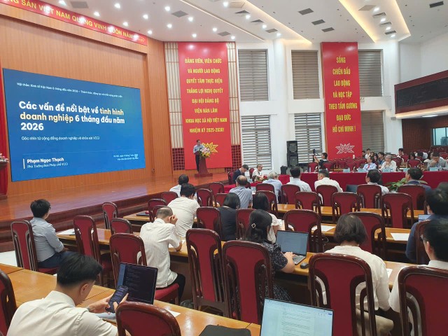 Ông Phạm Ngọc Thạch, Phó trưởng Ban Pháp chế (VCCI) trình bày tại Hội thảo Ông Phạm Ngọc Thạch, Phó trưởng Ban Pháp chế (VCCI) trình bày tại Hội thảo