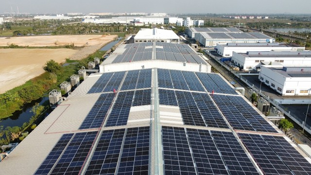 Điện mặt trời mái nhà được lắp tại KCN VSIP. Ảnh: PC Hải Phòng