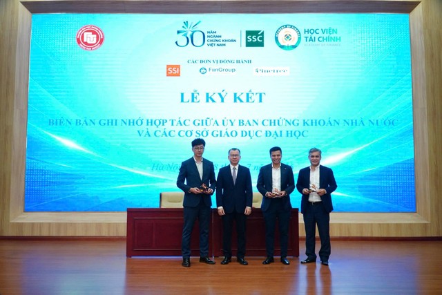 Mr. Shin Jae Yeol đại diện Pinetree (ngoài cùng bên trái) chụp hình cùng Phó chủ tịch UBCK, và Ban lãnh đạo SSI, FiinGroup tại buổi ký kết.