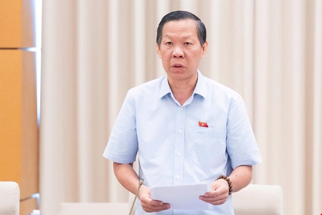 Chủ nhiệm Ủy ban Kinh tế và Tài chính Phan Văn Mãi trình bày báo cáo thẩm tra.
