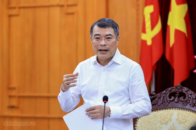 Thủ tướng chỉ rõ các nhiệm vụ, giải pháp trọng tâm thời gian tới, mà trước hết là cập nhật, cụ thể hóa kịch bản điều hành theo từng địa bàn, từng ngành, từng lĩnh vực để quyết liệt thúc đẩy tăng trưởng kinh tế trong 06 tháng cuối năm 2026 - Ảnh: VGP