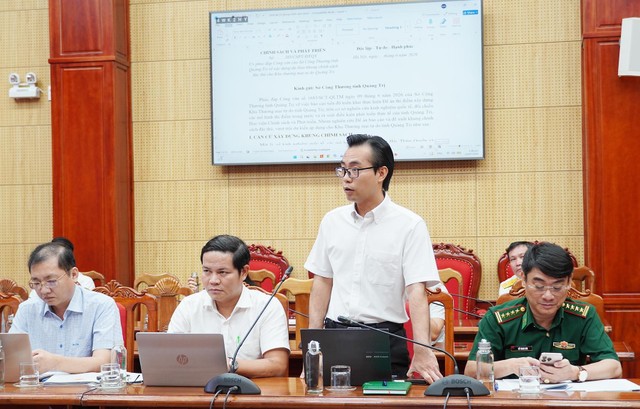 Ông Nguyễn Đức Thiện, Phó Trưởng Ban quản lý Khu kinh tế tỉnh Quảng Trị phát biểu ý kiến tại cuộc họp. Ảnh: Hồng Mến Ông Nguyễn Đức Thiện, Phó Trưởng Ban quản lý Khu kinh tế tỉnh Quảng Trị phát biểu ý kiến tại cuộc họp. Ảnh: Hồng Mến