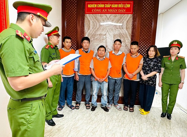 Cơ quan điều tra tống đạt các quyết định, lệnh tố tụng với các đối tượng. Ảnh: CA Thanh Hóa