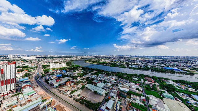 Trục kết nối chiến lược Quốc lộ 13 đang được mở rộng lên 10–14 làn xe. Trục kết nối chiến lược Quốc lộ 13 đang được mở rộng lên 10–14 làn xe.