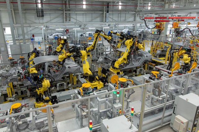 Dây chuyền hàn thân xe bằng robot tại Hyundai Thành Công. Ảnh: ĐVCC. Dây chuyền hàn thân xe bằng robot tại Hyundai Thành Công. Ảnh: ĐVCC.