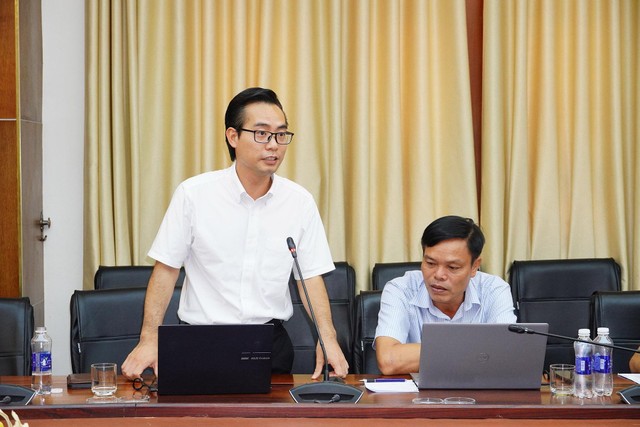 Ông Nguyễn Đức Thiện, Phó trưởng Ban Quản lý Khu kinh tế tỉnh phát biểu ý kiến tại cuộc họp. Ảnh: Trường Nhật