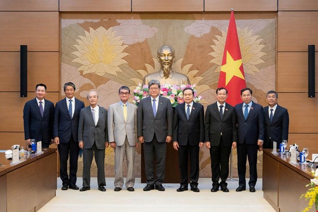 Chủ tịch Quốc hội chụp ảnh lưu niệm cùng các đại biểu. Ảnh: QH.