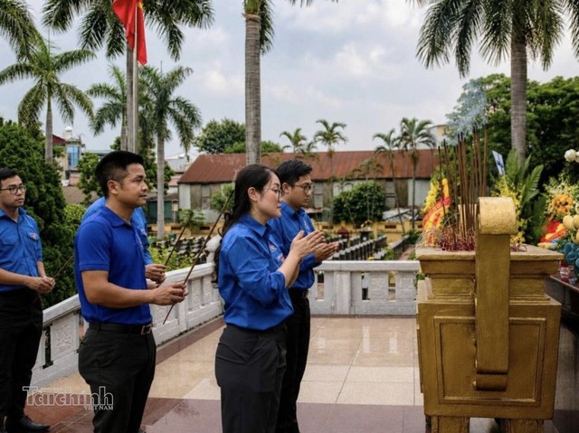 Đoàn viên thanh niên Bộ Tài chính dâng hương tưởng niệm các Anh hùng Liệt sĩ tại Nghĩa trang Liệt sĩ Ngọc Hồi (Hà Nội). Ảnh: Phương Linh. Đoàn viên thanh niên Bộ Tài chính dâng hương tưởng niệm các Anh hùng Liệt sĩ tại Nghĩa trang Liệt sĩ Ngọc Hồi (Hà Nội). Ảnh: Phương Linh.