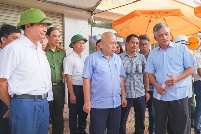 Ông Đỗ Thành Trung, Chủ tịch UBND TP. Hải Phòng kiểm tra tiến độ triển khai Dự án đầu tư xây dựng đường gom dọc Quốc lộ 5 phải tuyến từ ngã tư Ghẽ đi ngã tư Lai Cách. Ảnh: Đàm Thanh Ông Đỗ Thành Trung, Chủ tịch UBND TP. Hải Phòng kiểm tra tiến độ triển khai Dự án đầu tư xây dựng đường gom dọc Quốc lộ 5 phải tuyến từ ngã tư Ghẽ đi ngã tư Lai Cách. Ảnh: Đàm Thanh