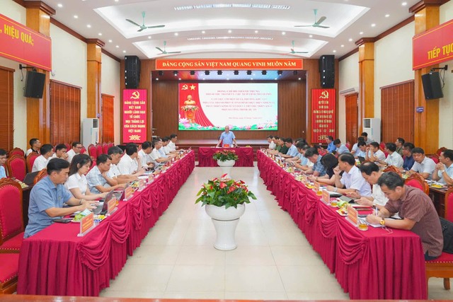 Quang cảnh cuộc làm việc với UBND 6 xã, phường Tứ Minh, Việt Hòa, Cẩm Giang, Cẩm Giàng, Tuệ Tĩnh và Mao Điền. Ảnh: Đàm Thanh Quang cảnh cuộc làm việc với UBND 6 xã, phường Tứ Minh, Việt Hòa, Cẩm Giang, Cẩm Giàng, Tuệ Tĩnh và Mao Điền. Ảnh: Đàm Thanh
