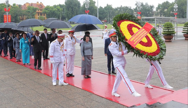 Chủ tịch Quốc hội Samdech Khuon Sudary viếng Chủ tịch Hồ Chí Minh sáng 28/7. Ảnh: Đức Thanh.