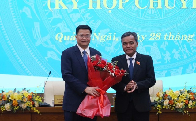 Ông Hồ Văn Niên, Bí thư Tỉnh ủy Quảng Ngãi (phải) tặng hoa chúc mừng ông Nguyễn Đức Tâm.