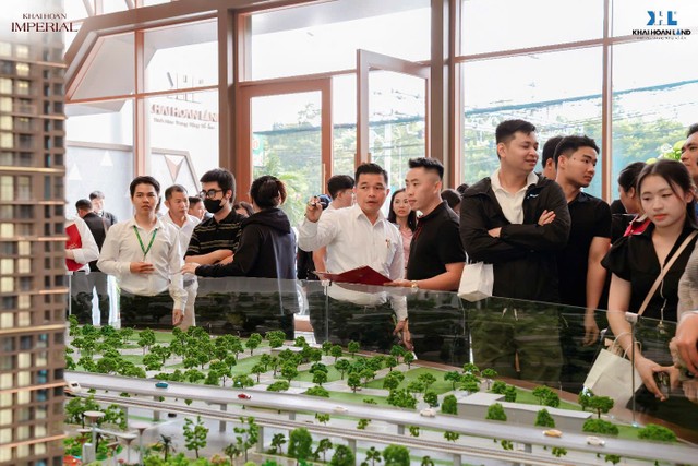 Khải Hoàn Imperial thu hút đông đảo khách hàng đến tham quan, trải nghiệm mỗi dịp cuối tuần.