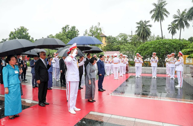 Chủ tịch Quốc hội Samdech Khuon Sudary viếng Chủ tịch Hồ Chí Minh sáng 28/7. Ảnh: Đức Thanh.