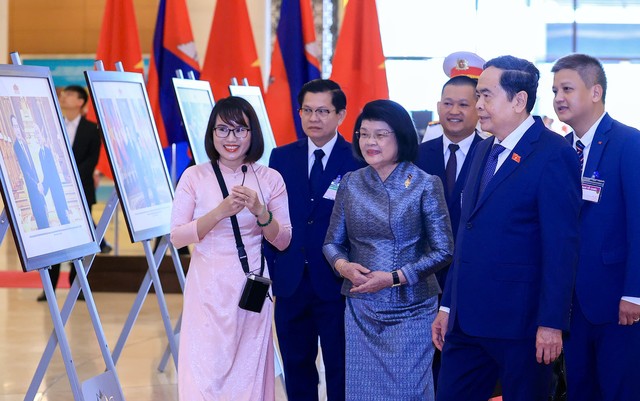 Chủ tịch Quốc hội Trần Thanh Mẫn và Chủ tịch Quốc hội Vương quốc Campuchia Samdech Khuon Sudary tham quan triển lãm về hợp tác hai nước tại Nhà Quốc hội. Ảnh: Đức Thanh.