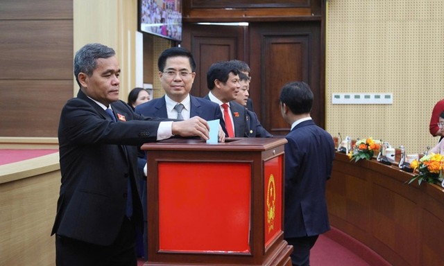 Ông Hồ Văn Niên, Bí thư Tỉnh ủy Quảng Ngãi (phải) tặng hoa chúc mừng ông Nguyễn Đức Tâm.
