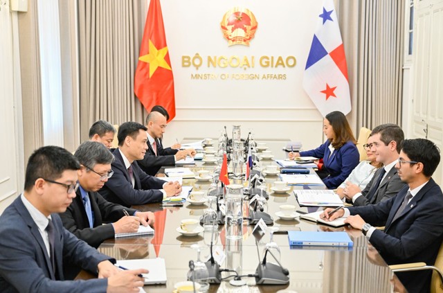 Toàn cảnh phiên tham khảo chính trị. Ảnh: Nguyễn Hồng.