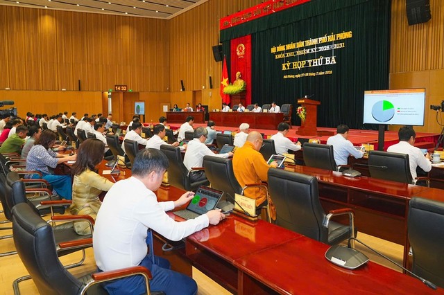 Đại biểu HĐND TP. Hải Phòng biểu quyết thông qua các nội dung của Đề án di dời cư dân kết hợp với chỉnh trang đô thị và cải tạo, xây dựng lại chung cư cũ, xuống cấp.