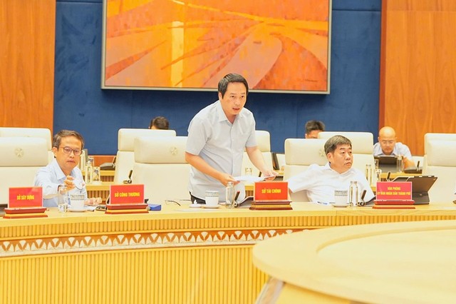 Ông Nguyễn Ngọc Tú, Giám đốc Sở Tài chính Hải Phòng báo cáo tại Phiên họp