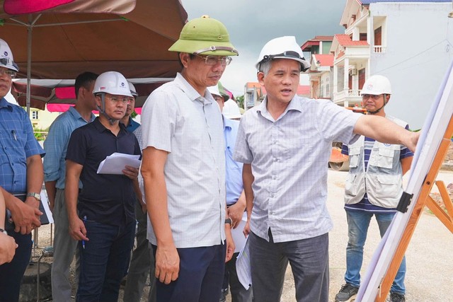 Ông Lê Anh Quân, Phó chủ tịch Thường trực UBND TP. Hải Phòng nghe báo cáo tiến độ thực hiện Dự án Đầu tư xây dựng đường tránh quốc lộ 37, đoạn qua thị trấn Gia Lộc (trước đây) đoạn nối từ cầu Thống Nhất với đường vành đai I TP. Hải Dương (trước đây). Ảnh: NH Ông Lê Anh Quân, Phó chủ tịch Thường trực UBND TP. Hải Phòng nghe báo cáo tiến độ thực hiện Dự án Đầu tư xây dựng đường tránh quốc lộ 37, đoạn qua thị trấn Gia Lộc (trước đây) đoạn nối từ cầu Thống Nhất với đường vành đai I TP. Hải Dương (trước đây). Ảnh: NH