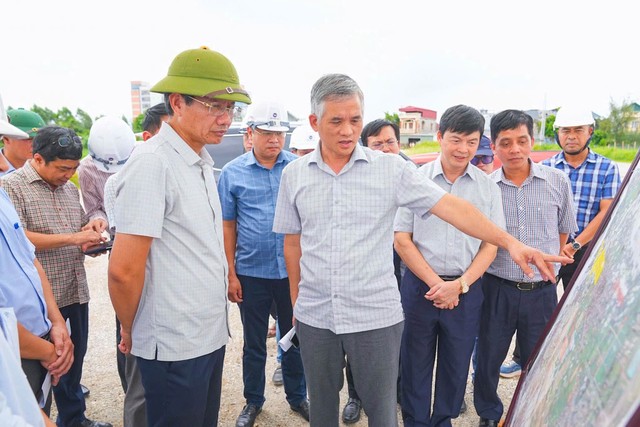 Phó Chủ tịch Thường trực Lê Anh Quân kiểm tra tiến độ thi công cầu vượt sông Thái Bình thuộc Dự án Đầu tư xây dựng đường tỉnh 396 kéo dài (đoạn nối từ đường tỉnh 391 đến đường tỉnh 390). Ảnh: NH Phó Chủ tịch Thường trực Lê Anh Quân kiểm tra tiến độ thi công cầu vượt sông Thái Bình thuộc Dự án Đầu tư xây dựng đường tỉnh 396 kéo dài (đoạn nối từ đường tỉnh 391 đến đường tỉnh 390). Ảnh: NH