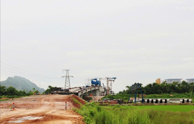Ông Lê Anh Quân, Phó chủ tịch Thường trực UBND TP. Hải Phòng kiểm tra dự án cầu vượt sông Thái Bình và đường dẫn thuộc tuyến đường vành đai I, đoạn từ đường 391 đến đường 390C. Ảnh: NM Ông Lê Anh Quân, Phó chủ tịch Thường trực UBND TP. Hải Phòng kiểm tra dự án cầu vượt sông Thái Bình và đường dẫn thuộc tuyến đường vành đai I, đoạn từ đường 391 đến đường 390C. Ảnh: NM