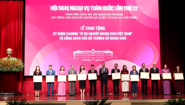 Lãnh đạo Bộ Ngoại giao thừa uỷ quyền trao Bằng khen của Bộ trưởng Bộ Ngoại giao tới các tập thể, cá nhân. Lãnh đạo Bộ Ngoại giao thừa uỷ quyền trao Bằng khen của Bộ trưởng Bộ Ngoại giao tới các tập thể, cá nhân.