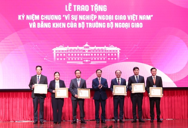 Lãnh đạo Bộ Ngoại giao trao Kỷ niệm chương "Vì sự nghiệp ngoại giao Việt Nam" cho các cá nhân. Lãnh đạo Bộ Ngoại giao trao Kỷ niệm chương "Vì sự nghiệp ngoại giao Việt Nam" cho các cá nhân.