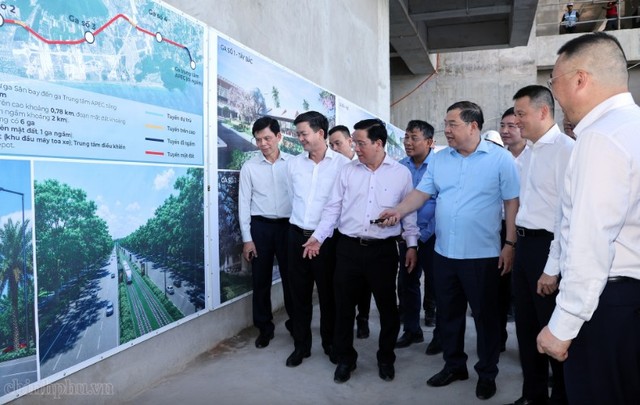 Phó Thủ tướng Thường trực kiểm tra thực tế công trường Trung tâm tổ chức Hội nghị APEC - Ảnh: VGP. Phó Thủ tướng Thường trực kiểm tra thực tế công trường Trung tâm tổ chức Hội nghị APEC - Ảnh: VGP.