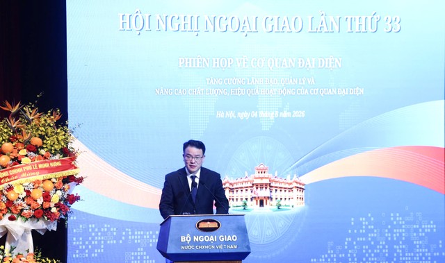 Thứ trưởng Bộ Tài chính Trần Quốc Phương phát biểu tại phiên họp. Ảnh: LV