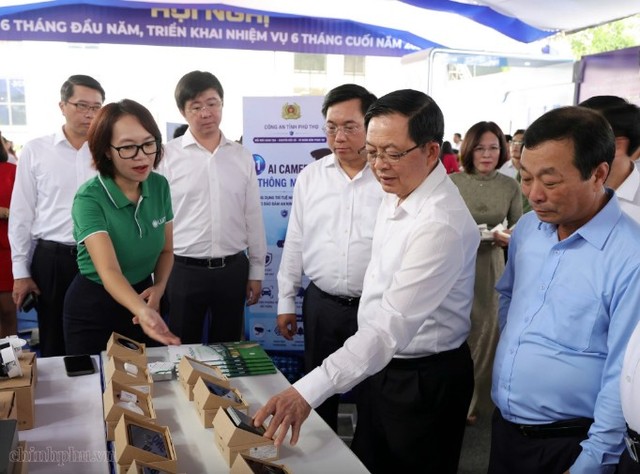 Phó Thủ tướng Hồ Quốc Dũng tham quan trưng bày sản phẩm, kết quả nổi bật về khoa học và công nghệ, chuyển đổi số trên địa bàn tỉnh Phú Thọ - Ảnh: VGP.