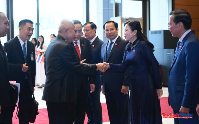 Chủ tịch Quốc hội Trần Thanh Mẫn giới thiệu các cán bộ Quốc hội Việt Nam với Chủ tịch Quốc hội Thái Lan Sophon Zaram. Ảnh: Đức Thanh Chủ tịch Quốc hội Trần Thanh Mẫn giới thiệu các cán bộ Quốc hội Việt Nam với Chủ tịch Quốc hội Thái Lan Sophon Zaram. Ảnh: Đức Thanh