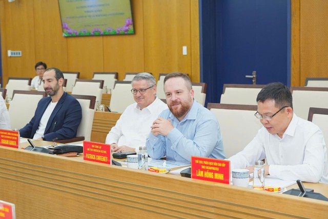 Đại diện Đoàn doanh nghiệp và các nhà đầu tư Hoa Kỳ phát biểu tại cuộc làm việc