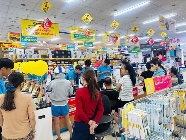 Khoản chi trả này phản ánh kết quả vượt trội của quá trình tái cấu trúc hệ thống, khi doanh nghiệp dịch chuyển trọng tâm từ mở rộng mạng lưới sang tối ưu hóa hiệu quả vận hành trên từng điểm bán hiện hữu Khoản chi trả này phản ánh kết quả vượt trội của quá trình tái cấu trúc hệ thống, khi doanh nghiệp dịch chuyển trọng tâm từ mở rộng mạng lưới sang tối ưu hóa hiệu quả vận hành trên từng điểm bán hiện hữu