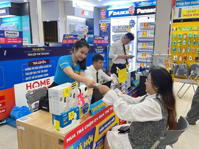 Bên cạnh bán lẻ thuần túy, Điện Máy Xanh còn kết hợp nhiều mảng khác để mang lại nguồn thu ổn định Bên cạnh bán lẻ thuần túy, Điện Máy Xanh còn kết hợp nhiều mảng khác để mang lại nguồn thu ổn định