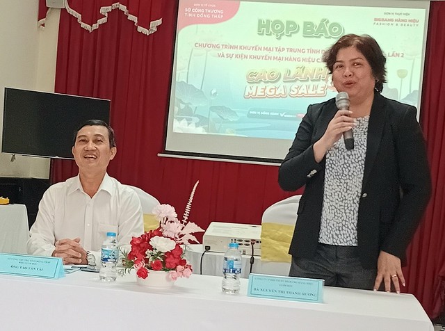 Bà Nguyễn Thị Thanh Hương - Giám đốc Công ty TNHH TMDV BigBang Hàng Hiệu cam kết cung cấp các sản phẩm chất lượng, thương hiệu chính hãng với giá cả phù hợp nhất đến du khách tại sự kiện Bà Nguyễn Thị Thanh Hương - Giám đốc Công ty TNHH TMDV BigBang Hàng Hiệu cam kết cung cấp các sản phẩm chất lượng, thương hiệu chính hãng với giá cả phù hợp nhất đến du khách tại sự kiện