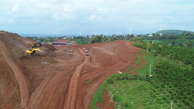 Nhà thầu thi công trên Dự án Thành phần 3, Dự án Cao tốc Quy Nhơn - Pleiku. Ảnh: Hồng Phong. Nhà thầu thi công trên Dự án Thành phần 3, Dự án Cao tốc Quy Nhơn - Pleiku. Ảnh: Hồng Phong.