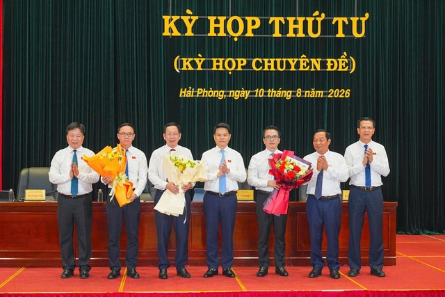Ông Lê Ngọc Châu, Bí thư Thành ủy Hải Phòng và Thường trực HĐND Thành phố tặng hoa chúc mừng các đồng chí được bầu bổ sung các chức danh.