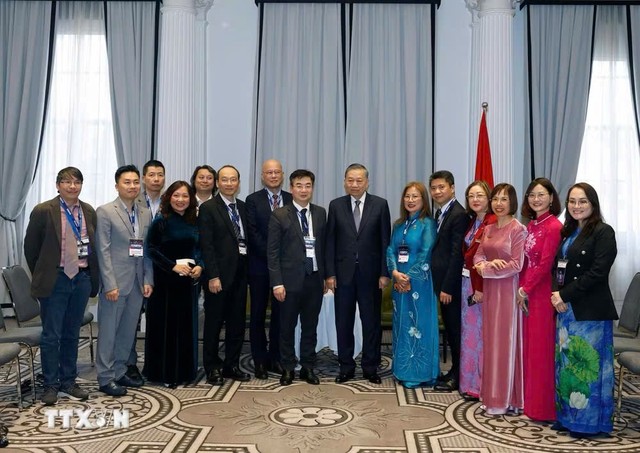 Bí thư, Chủ tịch nước Tô Lâm tiếp một số trí thức, nhà khoa học tiêu biểu thuộc Hội trí thức, chuyên gia người Việt tại Australia (VASEA). (Ảnh: Thống Nhất/TTXVN) Bí thư, Chủ tịch nước Tô Lâm tiếp một số trí thức, nhà khoa học tiêu biểu thuộc Hội trí thức, chuyên gia người Việt tại Australia (VASEA). (Ảnh: Thống Nhất/TTXVN)
